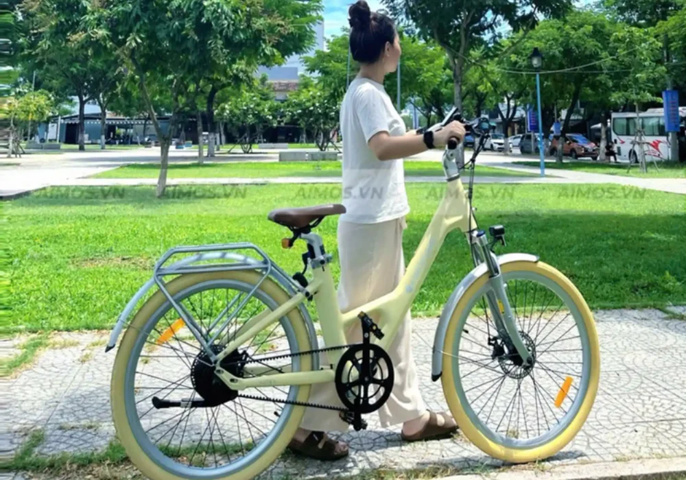 Nên mua xe đạp trợ lực điện hay xe máy điện cho con đi học xe dap tro luc dien ado